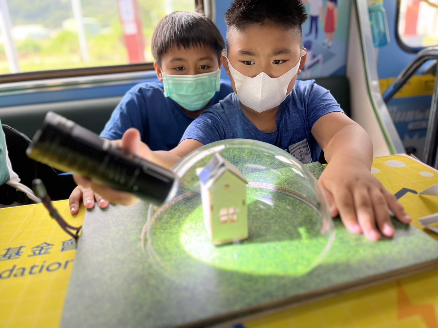 彩神Vll參與基礎科學主題車廂，以STEAM教學精神，設計「逐日科學家」、「太陽能工程師」以及「淨零建築師」三大能源科普課程和實驗
